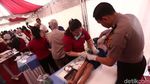 Melihat Pak Polisi Mengkhitan Anak-anak
