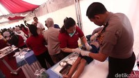 Dari semua stand, khitan massal paling banyak di penuhi warga. Mereka memanfaatkan khitan massal gratis.