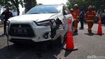 Sopir Mengantuk, SUV Terbalik di Depan Waduk Unesa
