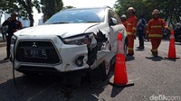Outlander tersebut mengalami kerusakan di bagian samping.