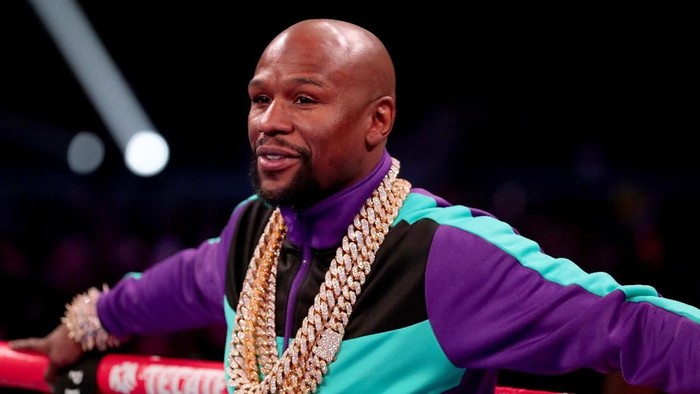 ARLINGTON, TEXAS - MARCH 16: Floyd Mayweather Jr. stands in the ring before Errol Spence Jr takes on Mikey Garcia in an IBF World Welterweight Championship bout at AT&T Stadium on March 16, 2019 in Arlington, Texas. (Photo by Tom Pennington/Getty Images)