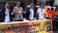 Atas perbuatanya, kedua terangka dikenakan Pasal 363 KUHP dan Pasal 1 ayat (1) UU Darurat RI nomor 12 tahun 1951. Kedua tersangka terancam hukuman 7 tahun penjara.
