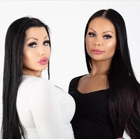 Julia dan Sofia sudah bersahabat sejak usia 10. Dua sahabat yang berasal dari Stockholm itu sudah mulai saling mengubah diri lewat filler di bagian bibir, pipi dan dagu sejak usia 18.  Foto: Instagram
