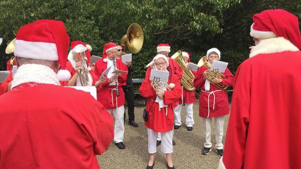 Musicians dressed as Santa Claus perform during the World Santa Claus Congress, an annual event held every summer in Copenhagen, Denmark, July 22, 2019. REUTERS/Andreas Mortensen