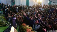 Para penonton yang hendak menyaksikan Didi Kempot memenuhi halaman Kantor DPP PKB, Jl Raden Saleh, Jakarta Pusat.