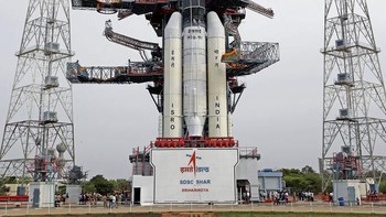Ini adalah roket GSLB MK-III, roket terkuat milik India, yang bertugas melesatkan misi Chandrayaan-2 menuju ke Bulan. Foto: Associated Press