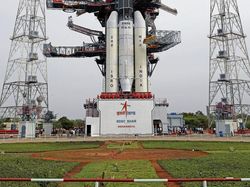 Melihat India Lesatkan Roket Menuju Bulan, Rakyat Merayakan