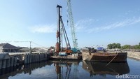 Alat berat terus bekerja membangun tanggul pengamanan pantai di Kamal Muara.