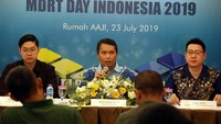 Ketua Umum AAJI Budi Tampubolon (tengah) menjelaskan pada kuartal I 2019 jumlah agen asuransi 595.192 orang tumbuh 0,4% dibandingkan periode yang sama tahun sebelumnya yaitu 592.913 orang.