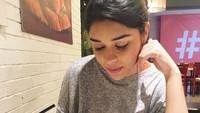 Meski berasal dari India, rupanya salah satu makanan yang disukainya ada pasta. Ditambah dengan potongan roti, dan segelas minuman dingin, acara makannya ini jadi semakin seru. Foto: Instagram @eishasingh