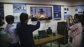 Walaupun tentu mereka harap-harap cemas soal sukses tidaknya nanti pendaratan rover di Bulan yang cukup sukar. Foto: Associated Press