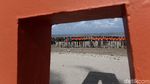 Aksi TNI-Polri Bersihkan Pantai Lamaru di Balikpapan