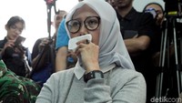 Ekspresi kesedihan keluarga Joko Driyono usai mantan Plt Ketua Umum PSSI tersebut dinyatakan bersalah melakukan tindak pidana merusak barang bukti terkait kasus pengaturan skor sepakbola dan divonis 1,5 tahun penjara.