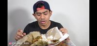 Gokil! Youtuber Ini Sarapan 4 Bungkus Nasi Padang Jumbo