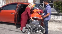 drg Romi Sofpa Ismael ikut ujian CPNS 2018 dan mendapatkan ranking 1. Namun namanya dicoret dengan alasan ia disabilitas.