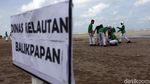 Aksi TNI-Polri Bersihkan Pantai Lamaru di Balikpapan