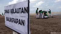 Warga sekitar, pelajar, hingga TNI-Polri ikut serta dalam kegiatan bersihkan pantai dari sampah plastik tersebut.