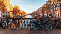 Amsterdam, Belanda telah lama menjadi saingan bagi Denmark. Di kota ini traveler bisa menikmati aktivitas bersepeda dengan leluasa. (iStock)