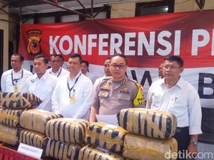 Polda Jabar Tangkap Pria Pengedar Ganja 83 Kg Berselimut Gula Aren