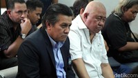 Gusti Randa bersama sejumlah rekan dan kerabat Joko Driyono lainnya nampak terpaku saat Jokdri divonis 1,5 tahun penjara.