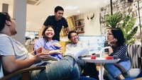 Meski masih muda, pria lulusan Fakultas Ekonomi dan Bisnis Universitas Islam Negeri Syarif Hidayatullah itu sudah menjadi Ketua Departemen Geopolitik DPN PKPI. Hal itu tertulis dalam akun Instagram pribadinya.  Foto: Instagram cakra_cyp