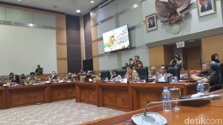 Pertimbangan Amnesti Baiq Nuril Diputuskan Besok, Komisi III Undang Menkum Pertimbangan Amnesti Baiq Nuril Diputuskan Besok, Komisi III Undang Menkum