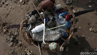 Sejumlah sampah plastik yang berserakan di Pantai Lamaru, dikumpulkan agar pantai tersebut kembali bersih dan terbebas dari sampah plastik.