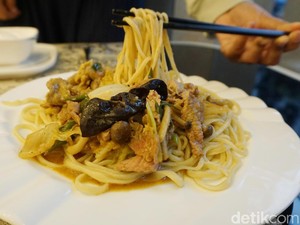 Royal Silk Road: Mulur Enak! Mie Tarik Sapi di Resto China Halal