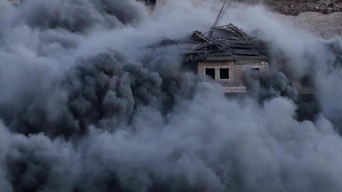 Israel mulai hancurkan rumah-rumah warga Palestina yang berada terlalu dekat dengan tembok pemisah di kawasan Tepi Barat. Israel sebut permukiman itu ilegal.