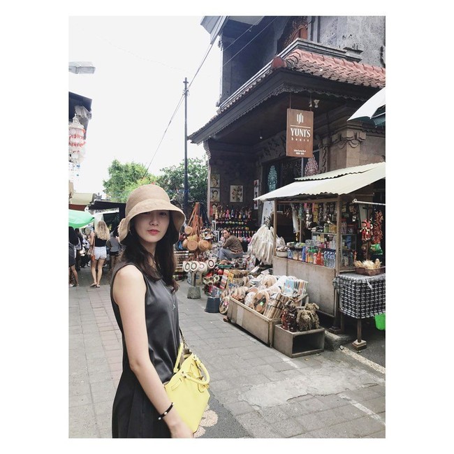 Kali ini sepertinya Yoona mengunjungi tempat perbelanjaan. Ia pun kembali menerapkan dress. Dress bernuansa abu-abu gelap itu pun dipadukan dengan tas selempang warna kuning dan bucket hat. Foto: Instagram @yoona__lim