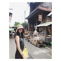 Kali ini sepertinya Yoona mengunjungi tempat perbelanjaan. Ia pun kembali menerapkan dress. Dress bernuansa abu-abu gelap itu pun dipadukan dengan tas selempang warna kuning dan bucket hat. Foto: Instagram @yoona__lim