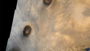 Kelompok gunung berapi Talsis. NASA menunjukkan bahwa ada 12 gunung berapi besar di daerah Talsis dengan diameter sekitar 4.000 kilometer. Seperti Gunung Olympus, gunung berapi ini cenderung jauh lebih besar daripada di Bumi. Mungkin karena Mars relatif kecil, sehingga gunung berapi dapat mencapai ketinggian lebih tinggi. Foto: NASA