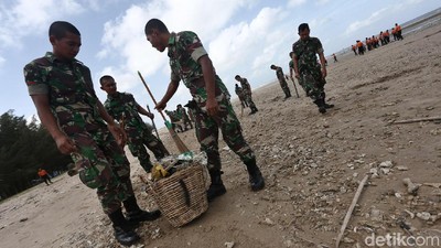 Aksi TNI-Polri Bersihkan Pantai Lamaru di Balikpapan