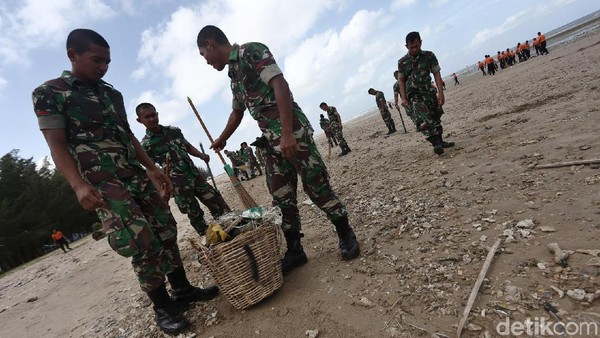 Aksi TNI-Polri Bersihkan Pantai Lamaru di Balikpapan