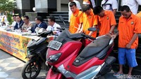 Keduanya kerap membawa pistol jenis air soft gun untuk menakut-nakuti korbannya.