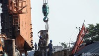 Tanggul tersebut dibangun untuk mencegah air rob masuk ke perkampungan.