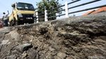 Aksi Sopir Menantang Maut di Jembatan Amblas Tegal Alur