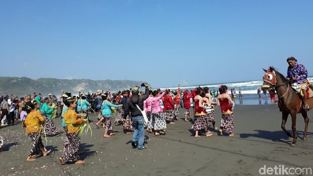 Labuhan Bekti Pertiwi Pisungsun Jaladri di Pantai Parangkusumo, Bantul.
