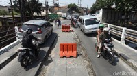 Badan jembatan ambles di bagian tengah.