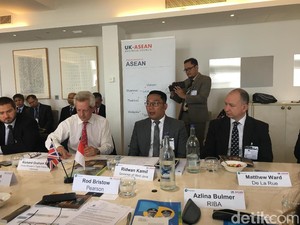 Diplomasi Batik-Teh ala Ridwan Kamil Gaet Investor Inggris-Swedia