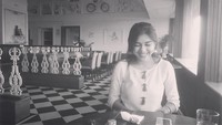 Lahir tahun 1998, Eisha Singh tampil cantik dan elegan lewat akun Instagramnya. Ia juga sering membagikan momen kulinerannya yang manis. Foto: Instagram @eishasingh