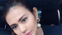 Juliana Moechtar mengawali karir sebagai model sekaligus pesinetron. Ia juga semakin dikenal setelah disunting oleh Herman, gitaris band Seventeen. Belum lama ini Juliana ditimpa musibah kecelakaan karena ditabrak truk saat mengendarai mobilnya. Foto: instagram @julianamoechtar