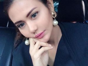 Juliana Moechtar Sering Peluk Baju Almarhum Herman Seventeen