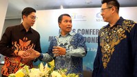 Ketua Umum Asosiasi Asuransi Jiwa Indonesia Budi Tampubolon (tengah) menggelar konferensi pers soal pertumbuhan agen asuransi jiwa di Rumah AAJI, Jakarta, Selasa (23/7/2019).