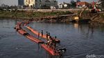 Keceriaan Anak-anak Bermain di Kanal Banjir Barat