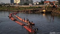 Anak-anak itu tetap asyik bermain tanpa memperdulikan kesehatannya akibat bermain di sungai.