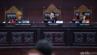 Sementara jumlah sengketa yang dilanjutkan adalah 122 perkara yang terdiri dari 48 perkara di panel hakim I, 33 perkara di panel hakim II, dan 41 perkara di panel hakim III.