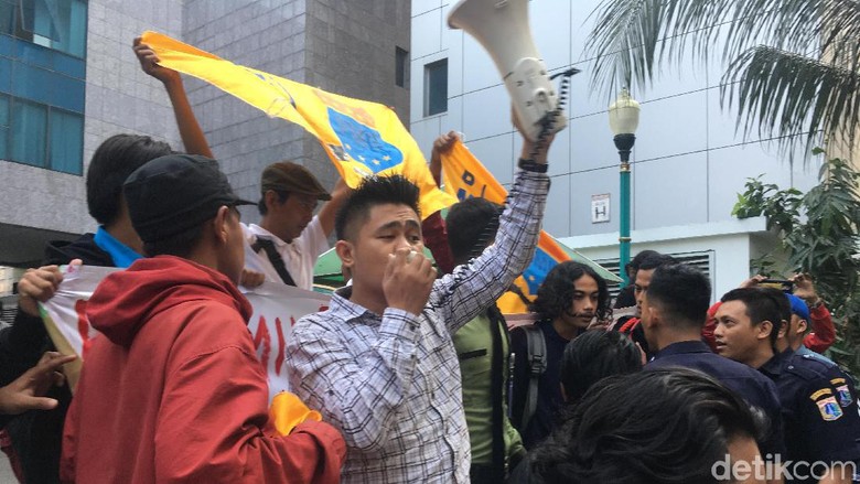 Mahasiswa Demo di Balai Kota Tolak IMB Pulau Reklamasi Mahasiswa Demo di Balai Kota Tolak IMB Pulau Reklamasi