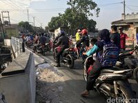 Tolong! Jembatan di Tegal Alur Jakbar Ini Amblas Berminggu-minggu