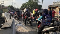 “Harapannya cepat-cepat dibetulin,” kata seorang warga pengguna jalan bernama Budi.  (Rolando/detikcom)